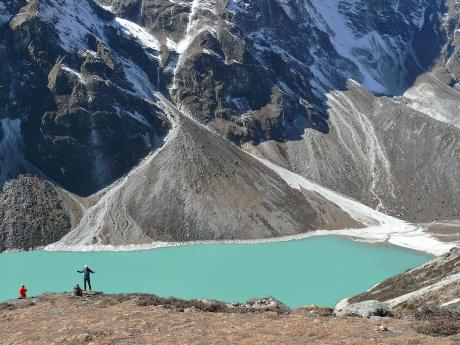 Tyrkysové jezero Chola Tso, ze kterého ční hora Čolace (6 440 m)