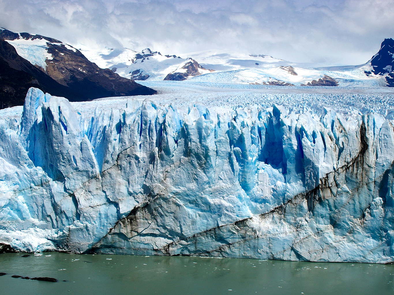 Detail až šedesát metrů vysoké hradby ledovce Perito Moreno