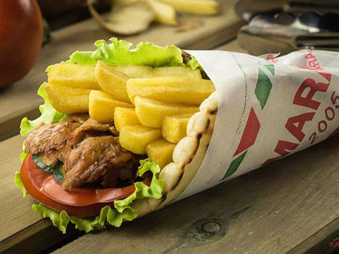 Kebab zabalený v pita chlebu s hranolky se v jižní Albánii nazývá gjiro