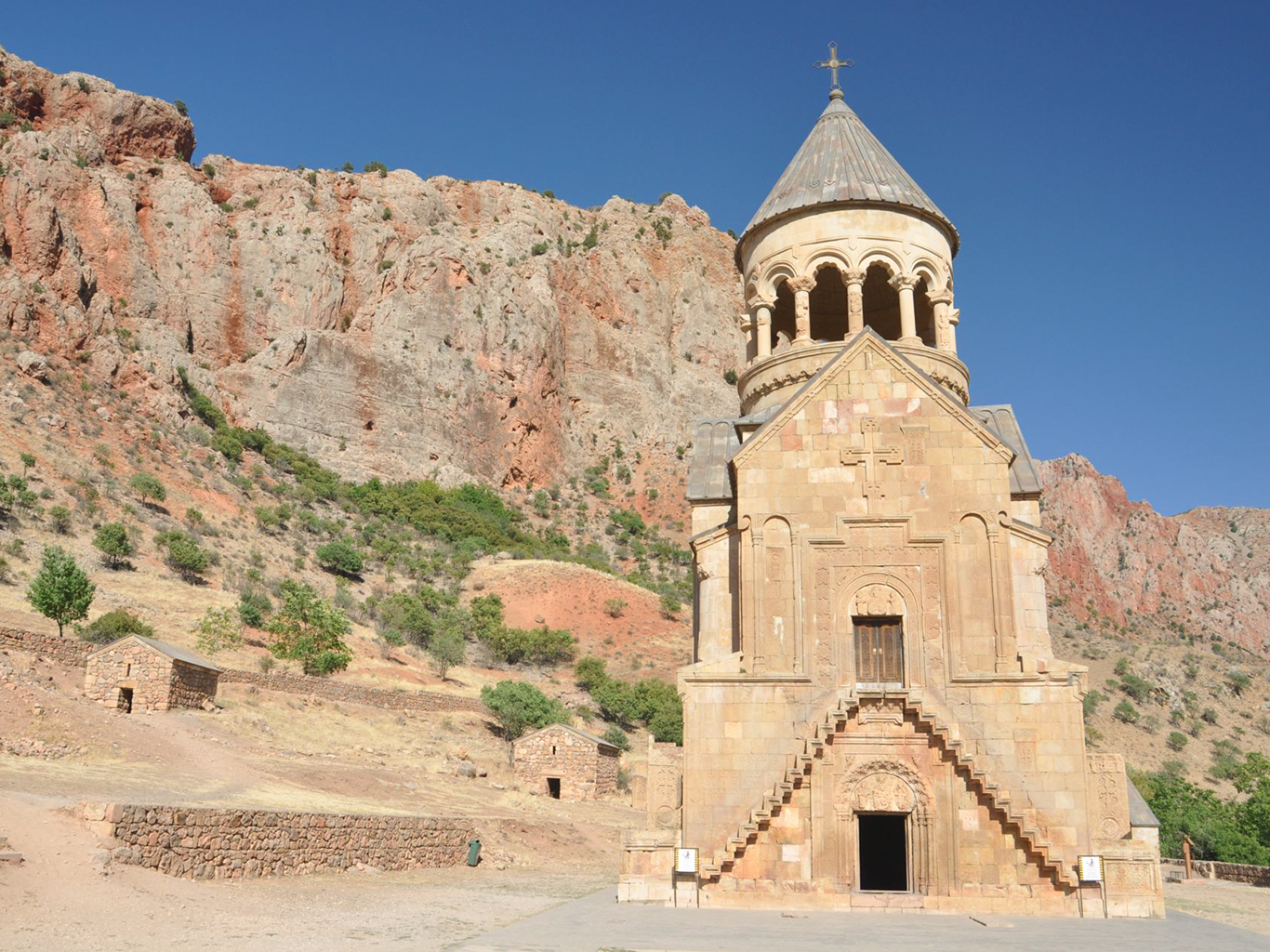 Monastýr Noravank je obklopený barevnými skálami