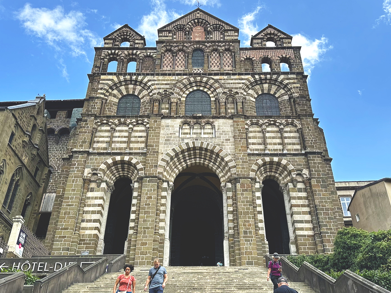 Průčelí starobylé katedrály v Le-Puy-en-Velay