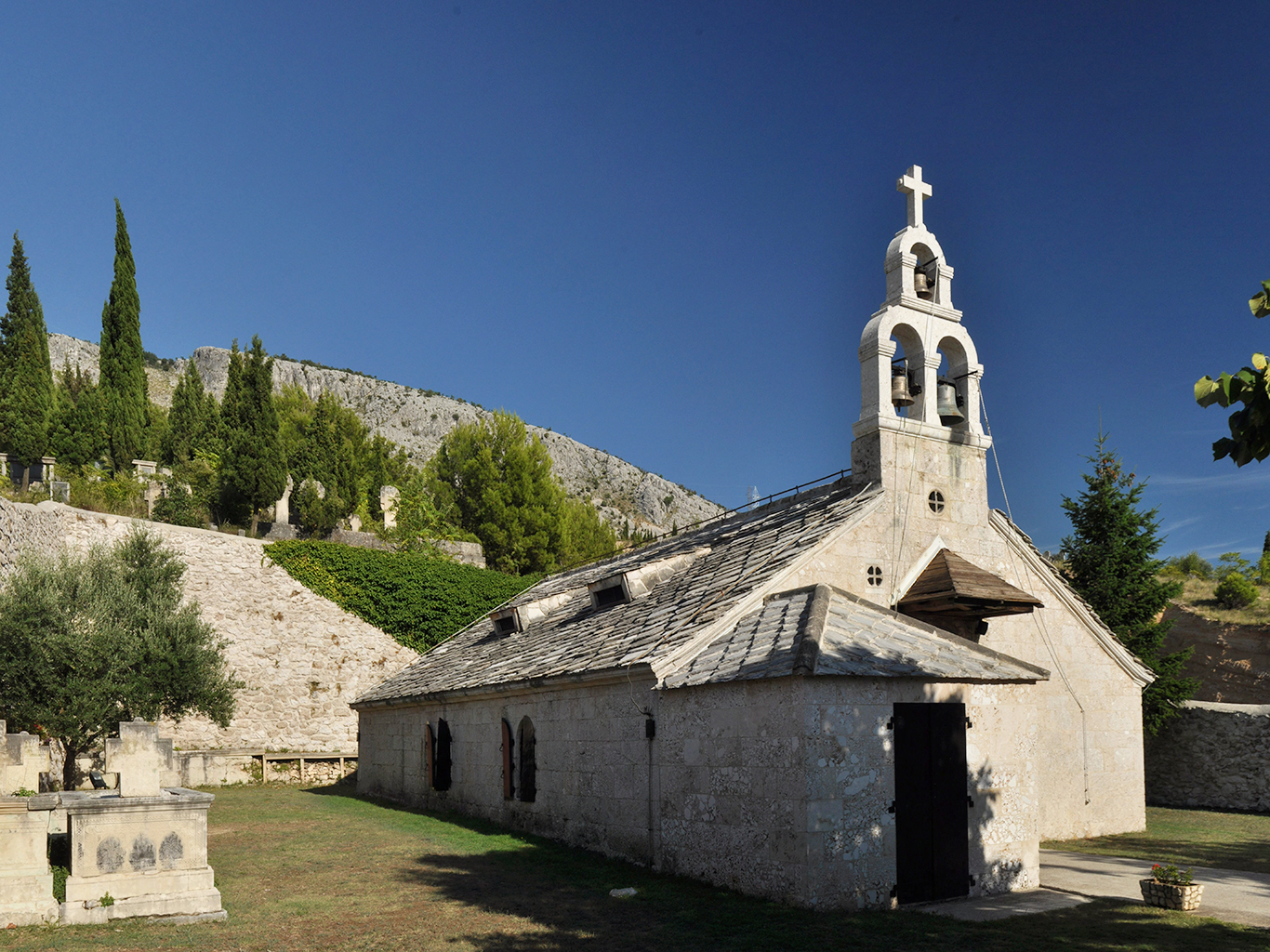 Starý srbský kostel v Mostaru