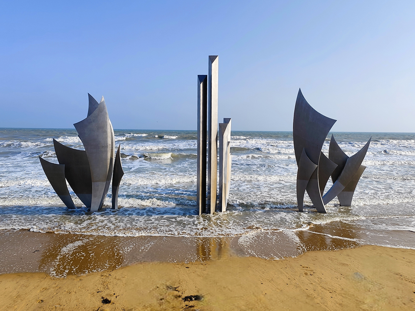 Památník na Omaha Beach má symbolizovat vojáky vystupující z vln