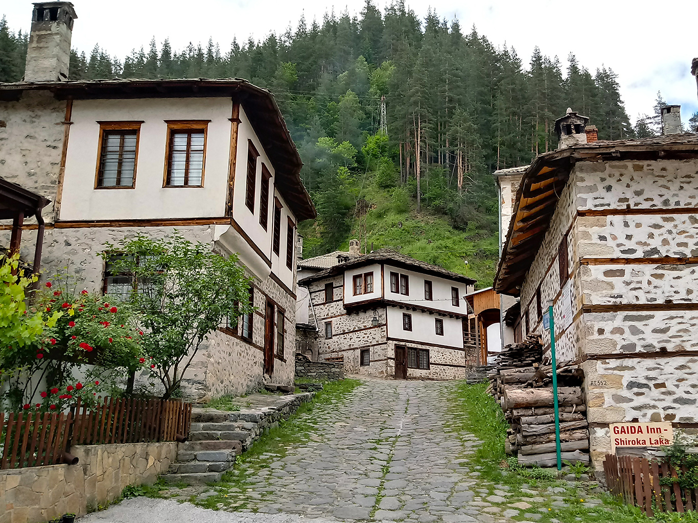 Ulice s tradiční architekturou vesničky Široka Laka v bulharských Rodopech