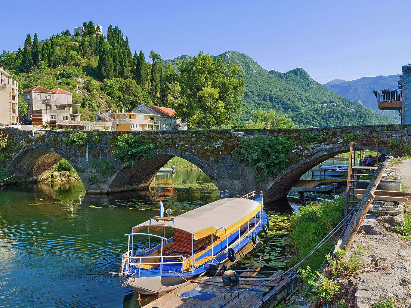 Z Virpazaru vyrážejí na Skadarské jezero lodní výlety