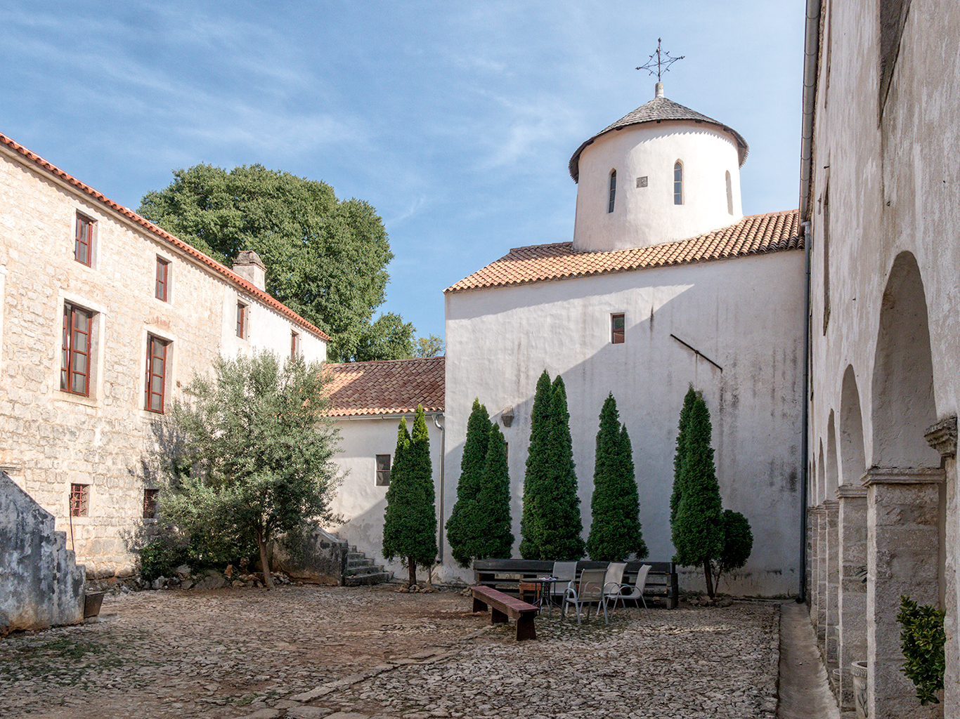 Srbský pravoslavný monastýr je cílem výšlapu v kaňonu řeky Krupy