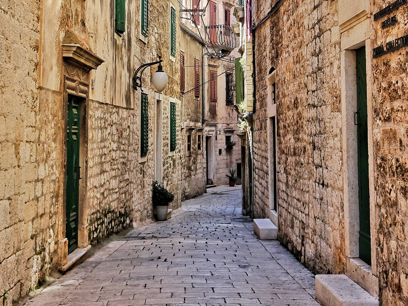 Centrum Šibeniku je spletí úzkých uliček a schodů