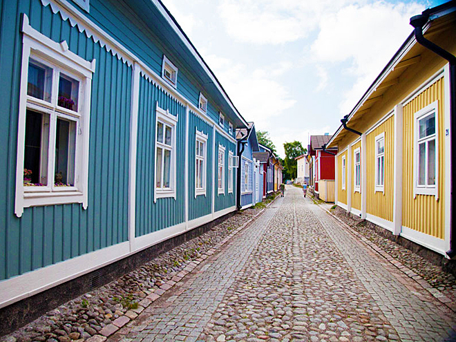 Historické centrum města Raumy tvoří barevné dřevěné budovy