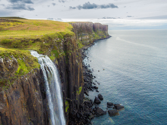 Vodopád na ostrově Skye padá přímo do moře