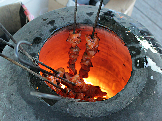 Maso se často připravuje v hliněné peci tandúr