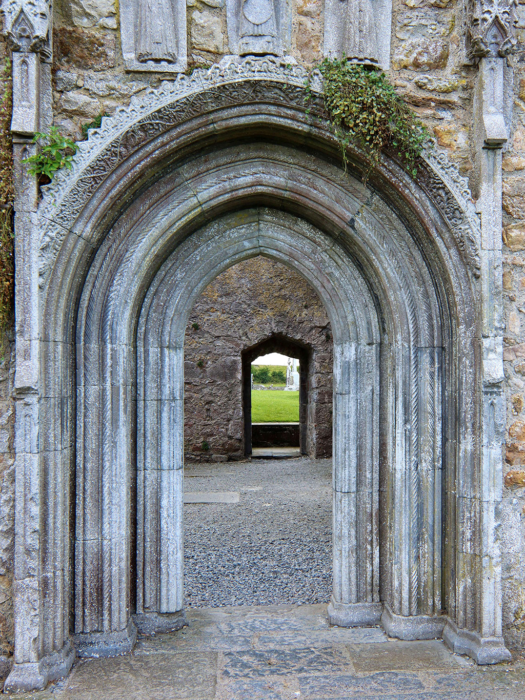 Zachovalá brána zničeného kláštera Clonmacnoise 