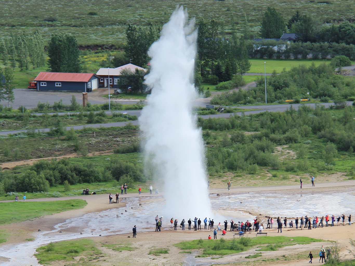 Pohled z nedaleké vyvýšeniny na gejzír Strokkur v celé jeho kráse 