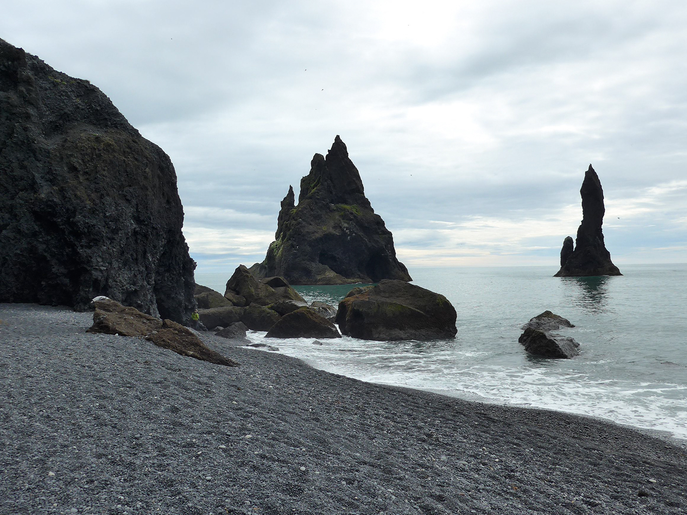 Skalní jehly Reynisdrangar se tyčí z moře nedaleko vesnice Vík