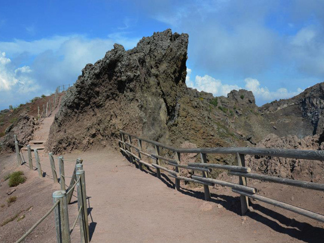 Přístupová cesta ke kráteru Vesuvu