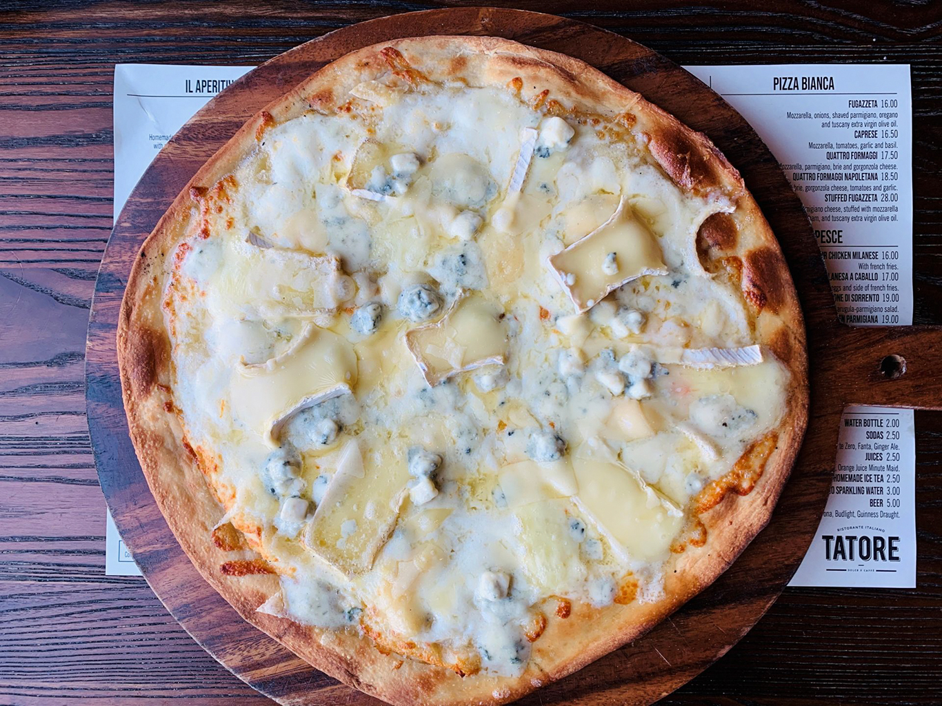 Jedním z nejznámějších druhů pizzy je Quattro formaggi - pizza čtyř sýrů