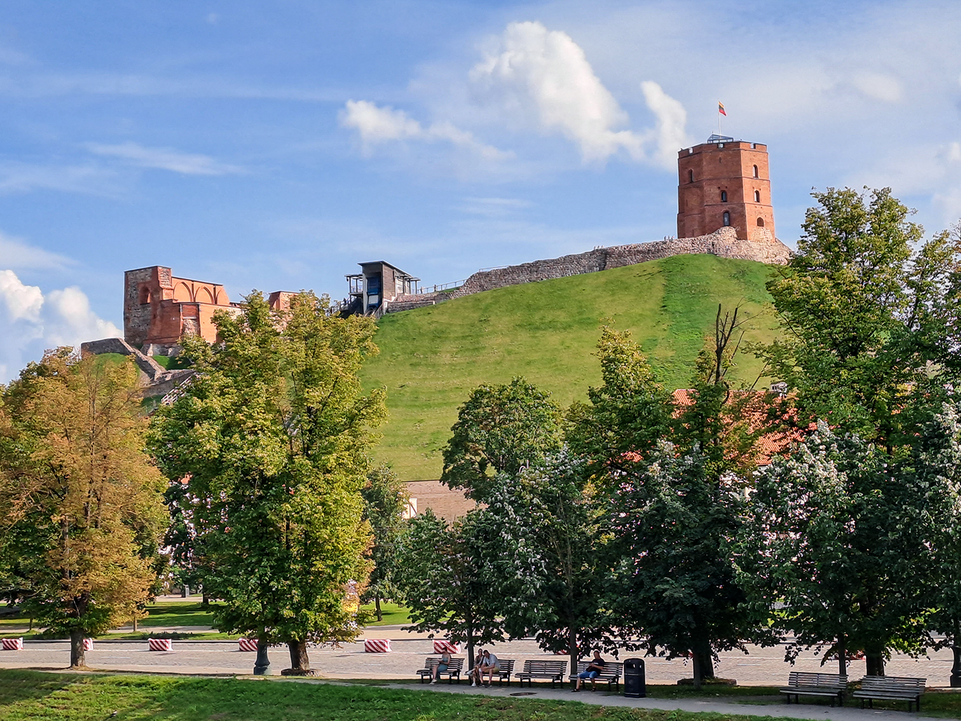Gediminova věž ve Vilniusu zaujímá strategickou polohu na kopci 