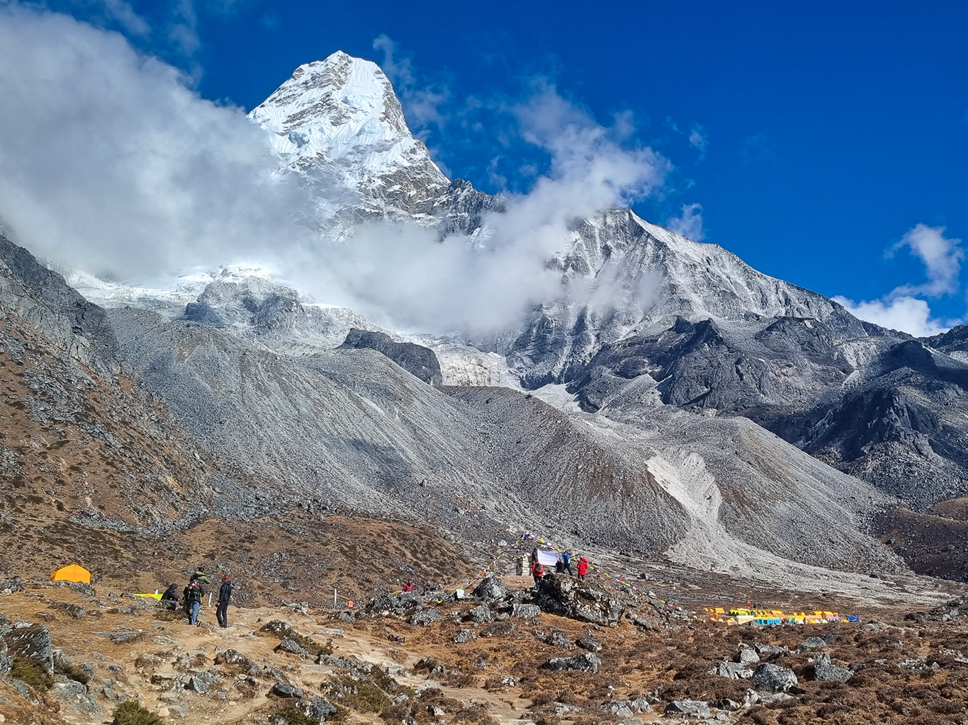 Základní tábor pod téměř sedmitisícovou horou Ama Dablam 