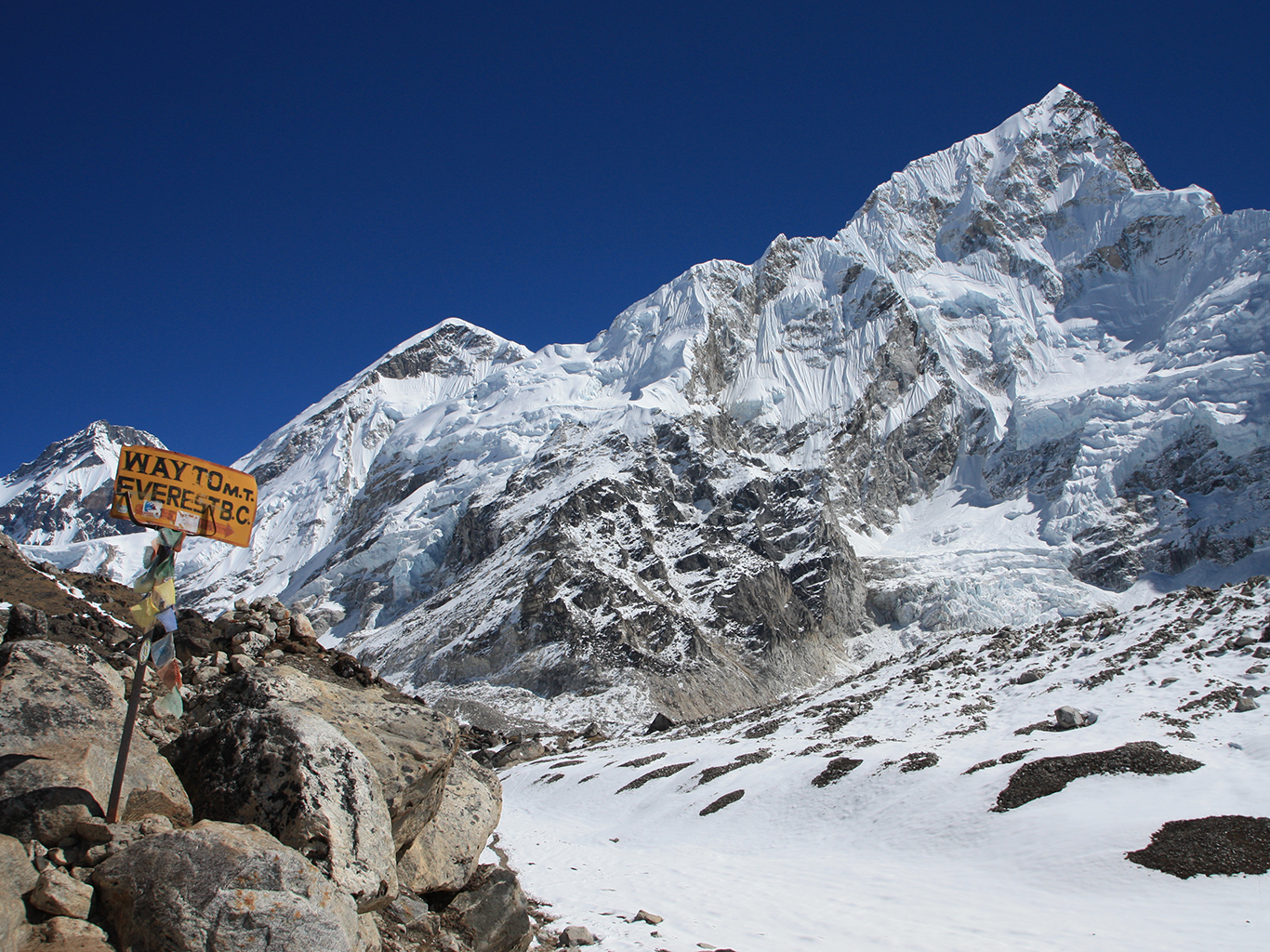 Hora Nuptse je vidět po cestě do základního tábora Everestu