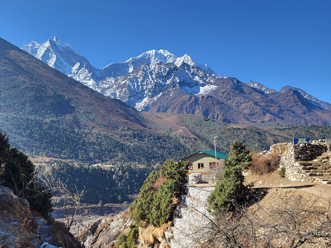 Šerpská vesnice Pangboche leží pod horou Ama Dablam