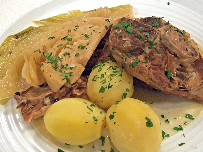 Skopové maso s dušeným hlávkovým zelím fårikål je národním jídlem