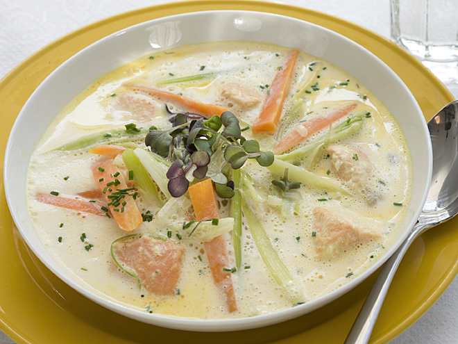 Krémová rybí polévka fiskesuppe se vaří z mléka a různých druhů ryb