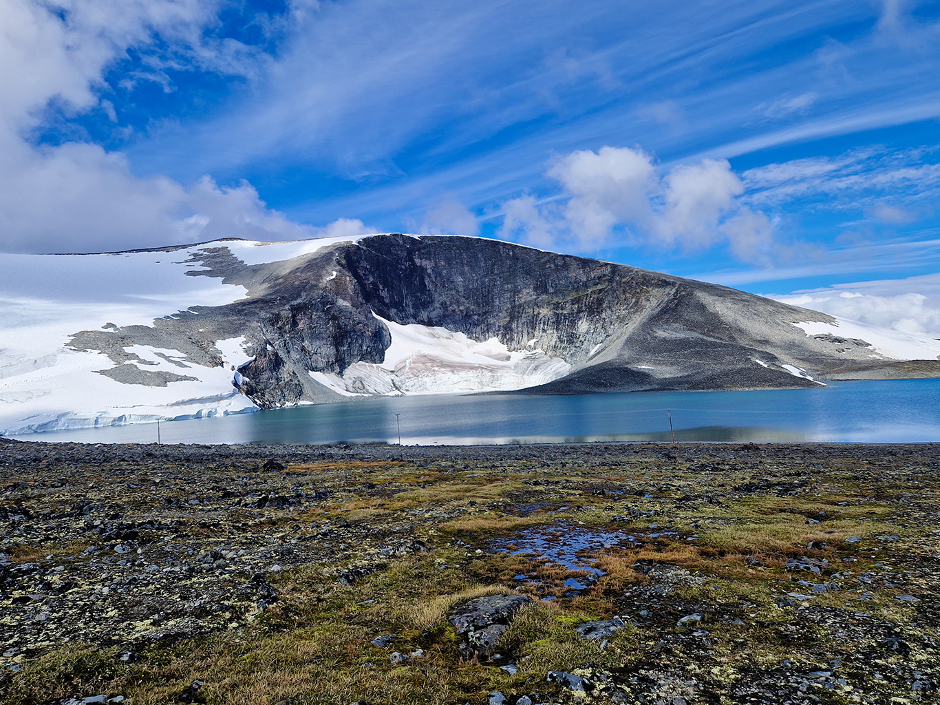 Ledovcové jezero Juvvatnet pod Galdhøpiggenem