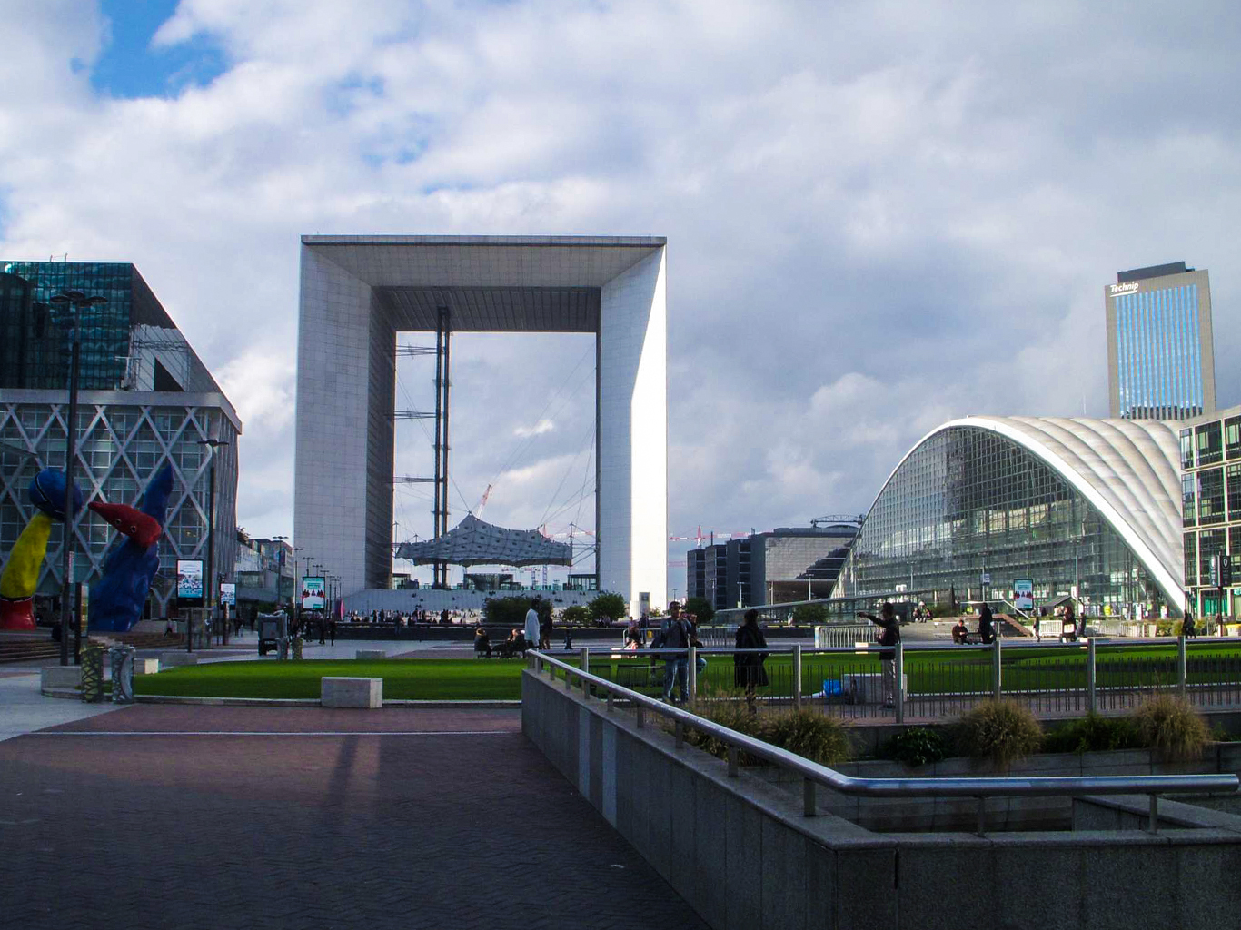 Grande Arche v moderní čtvrti La Défense