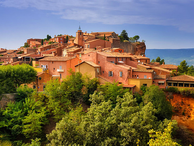 Fasády ve vesniččce Roussillon hrají různými odstíny okru