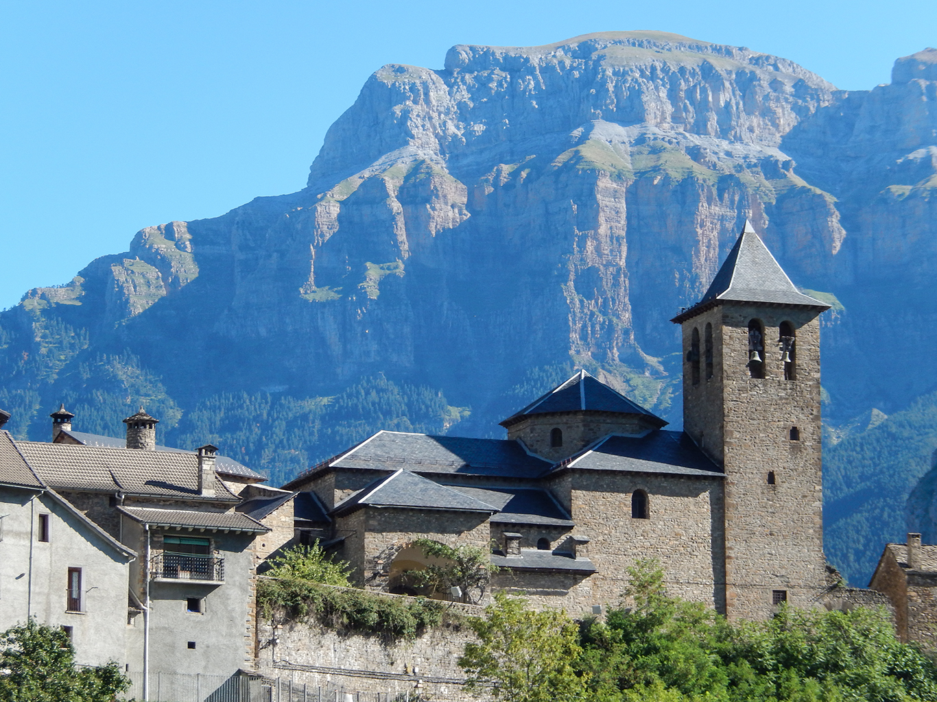 Vesnička Torla tvoří vstup do národního parku Ordesa y Monte Perdido