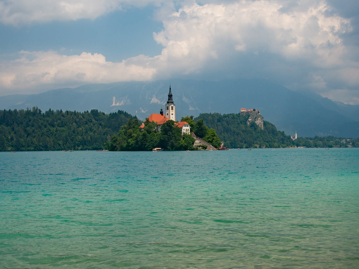 Výhled na překrásně modré jezero Bled