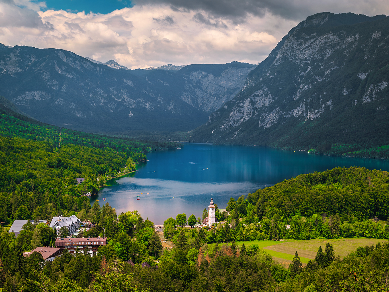 Bohinjské jezero má překrásnou scenérii 