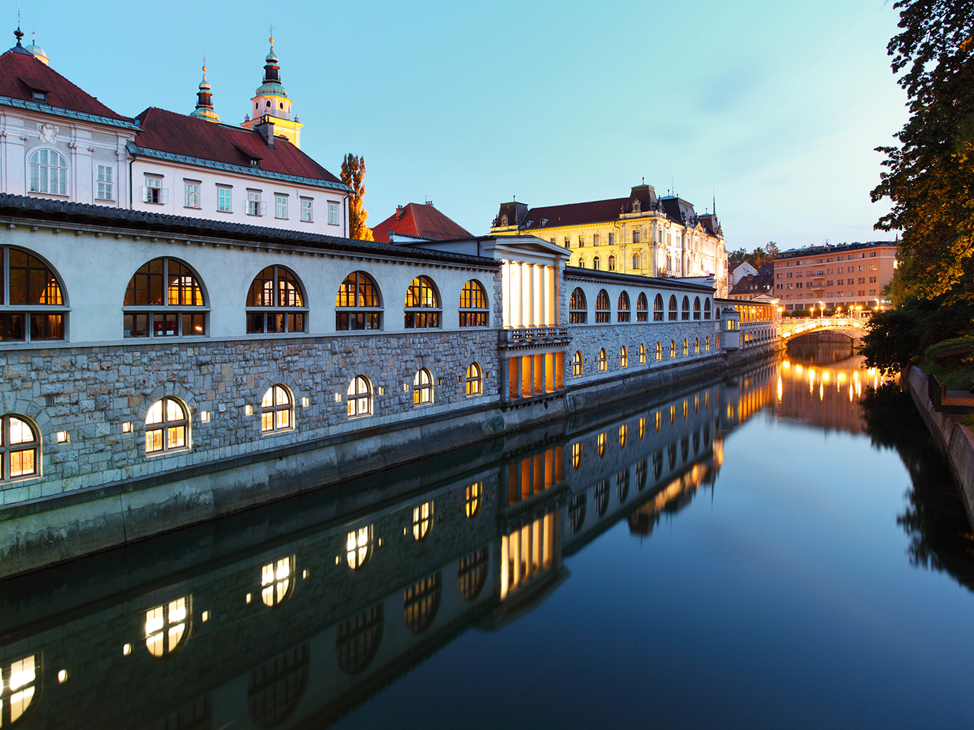 Plečnikova kolonáda lemuje řeku Ljubljanici protékající centrem města