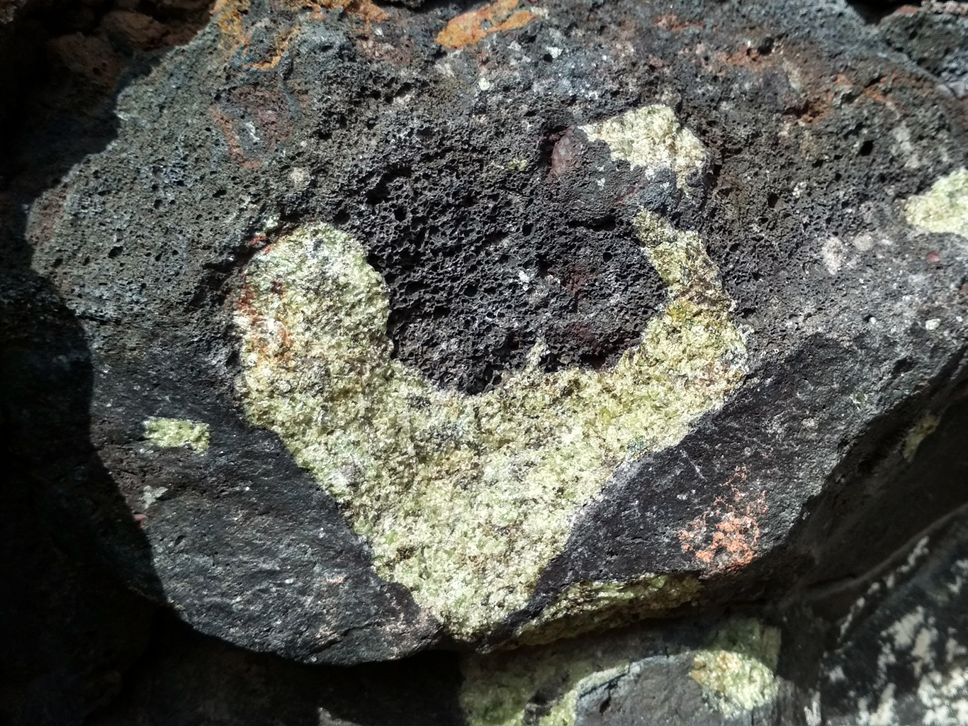 Sopečná struska může skrývat i krystaly minerálů jako je olivín
