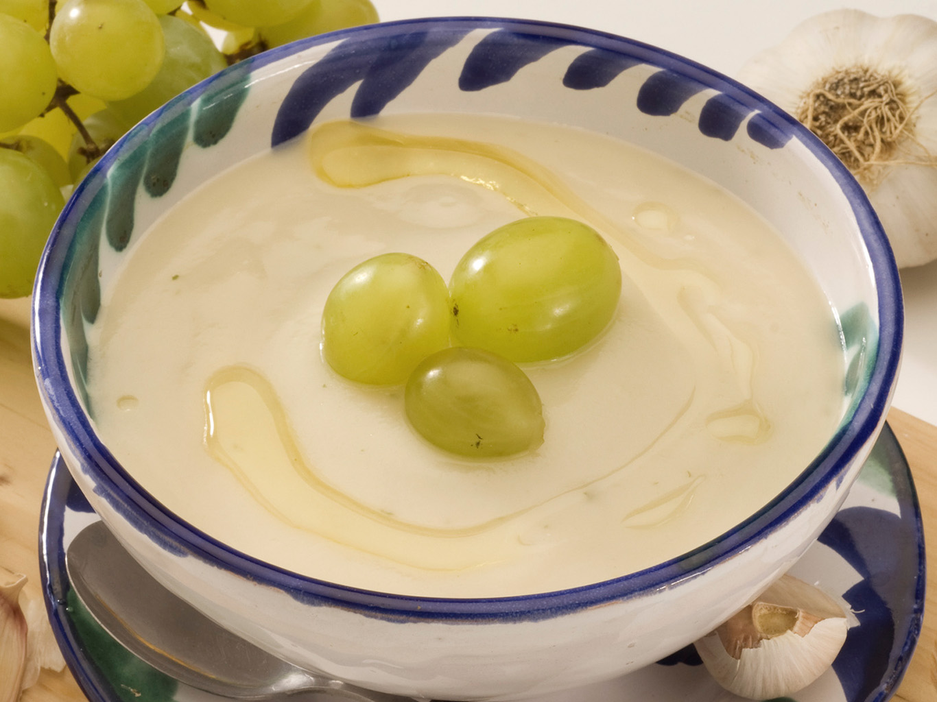 Mandlová polévka ajoblanco má ve Španělsku tradici od dob Maurů