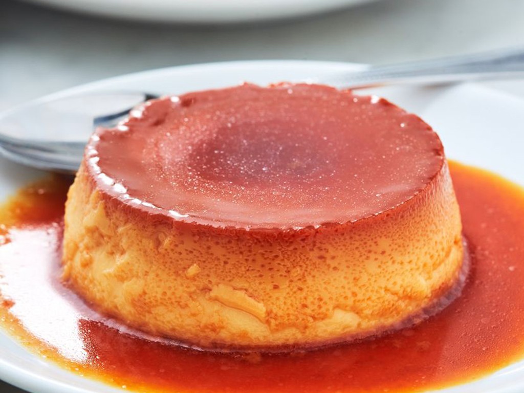 Tradiční pudink flan voní po karamelu a vanilce