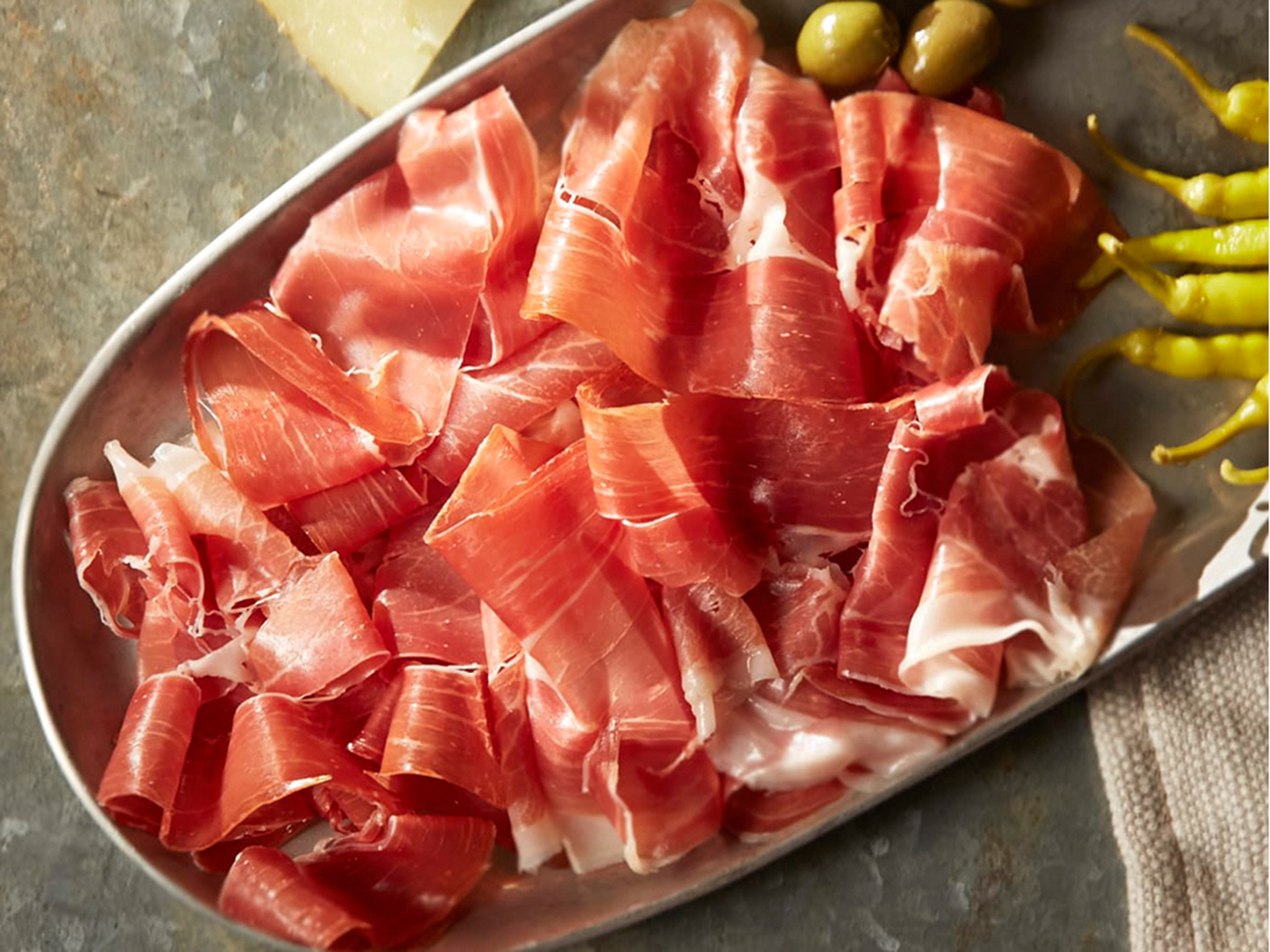 Kvalitní šunka jamón serrano z vepřové kýty se může sušit až 2 roky