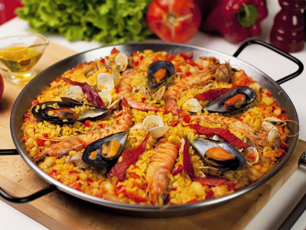 Paella s mořskými plody je oblíbená po celé zemi