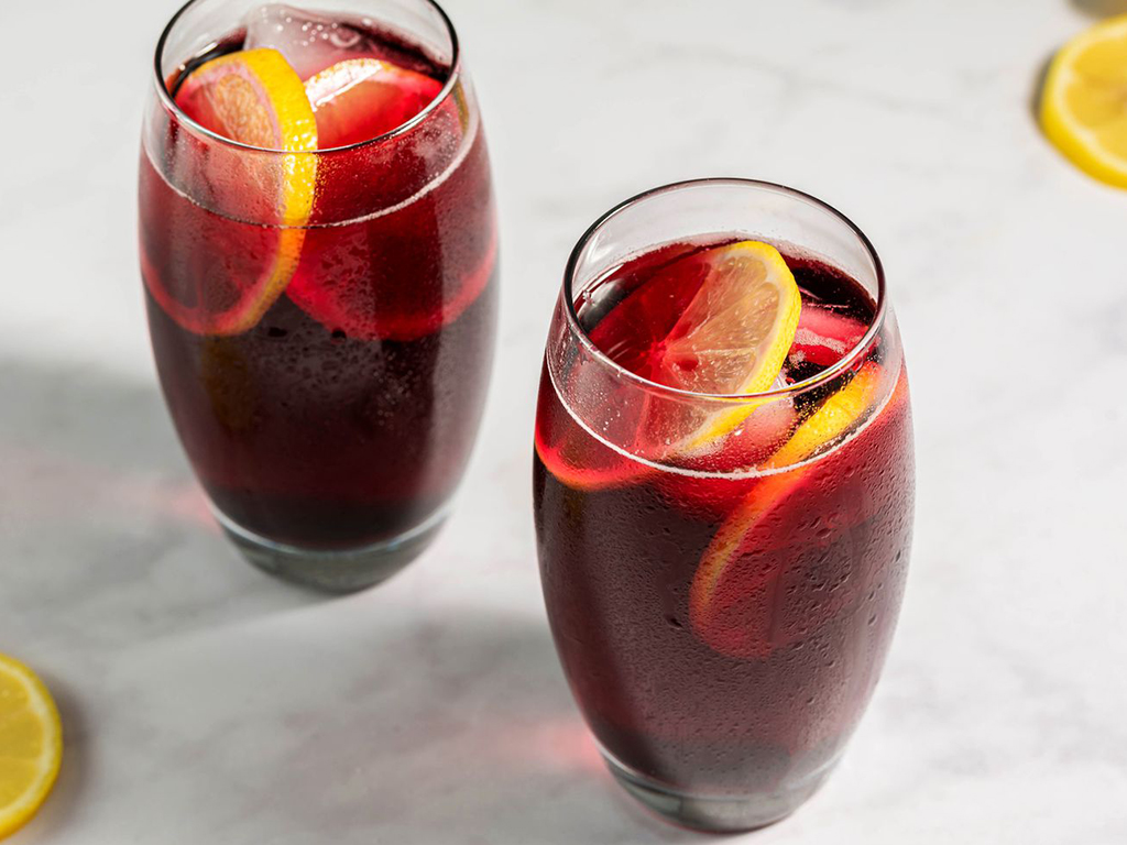 Osvěžující směs vína a limonády zvaná tinto de verano