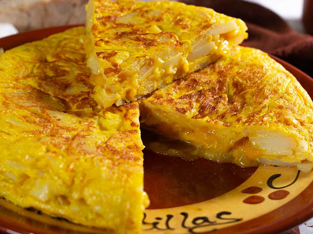 Studená bramborová omeleta tortilla espaňola je národním jídlem