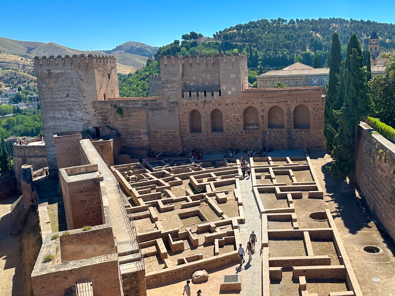 Palác Alhambra v Granadě je rozsáhlý komplex budov