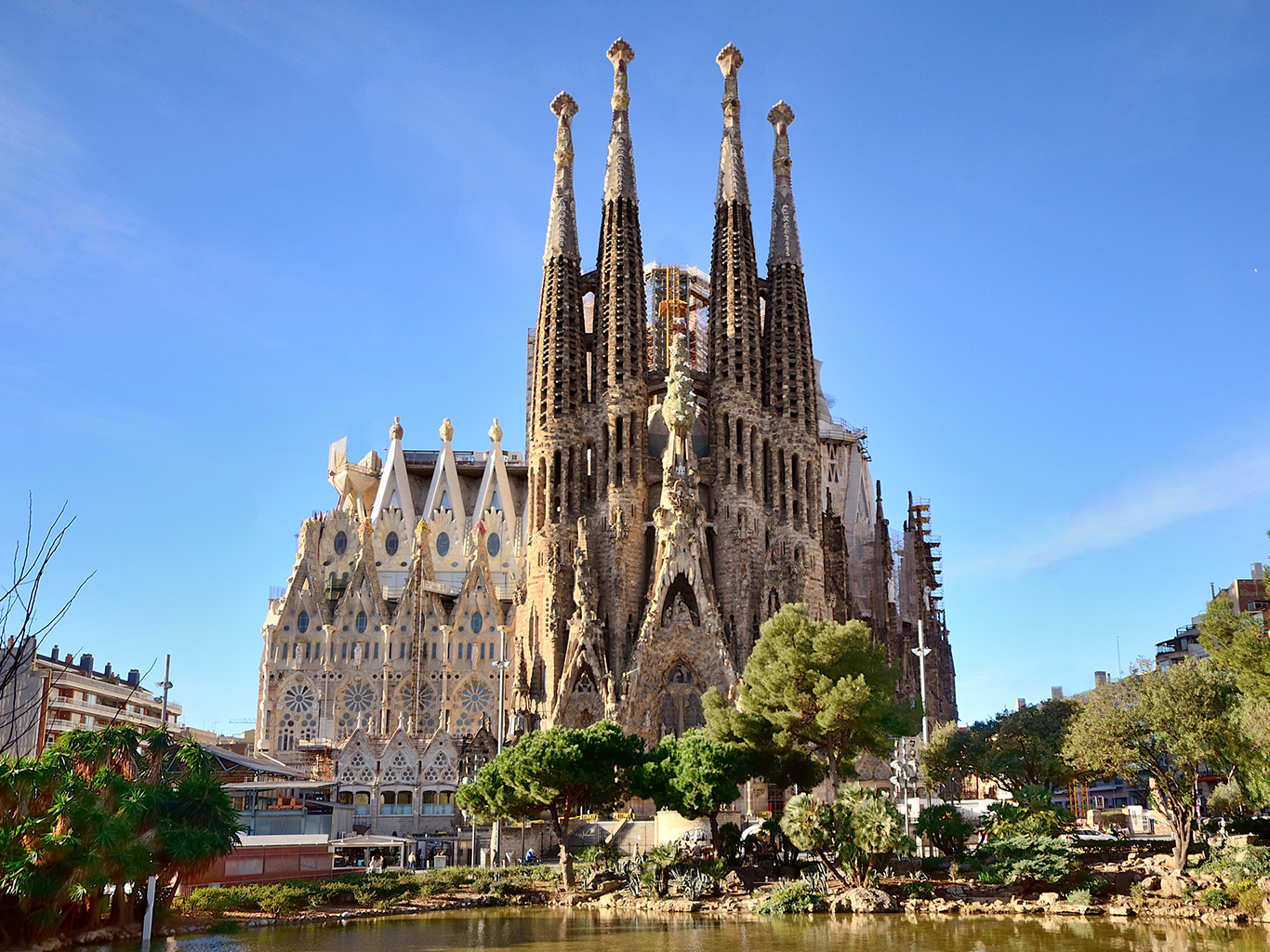 Surrealistický kostel La Sagrada Família od Antonia Gaudího v Barcelóně