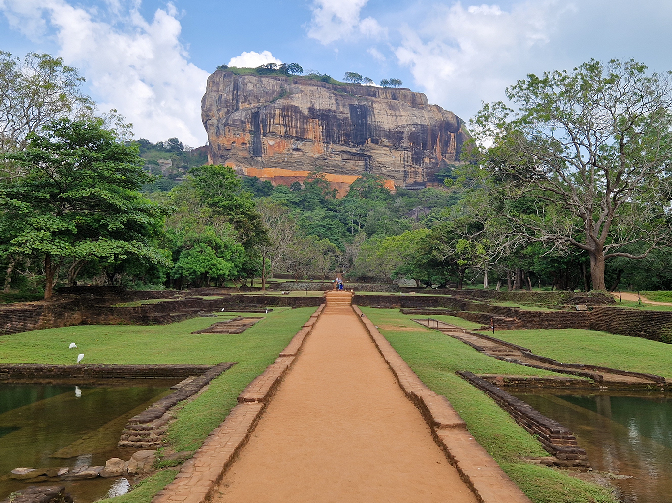 Sigiriya, v překladu Lví skála, je 200 metrů vysoká skalní formace