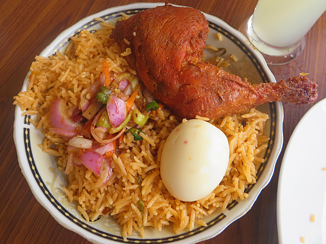 Základem srílanského buryani je rýže, kuřecí maso, kari omáčka a vařená vejce