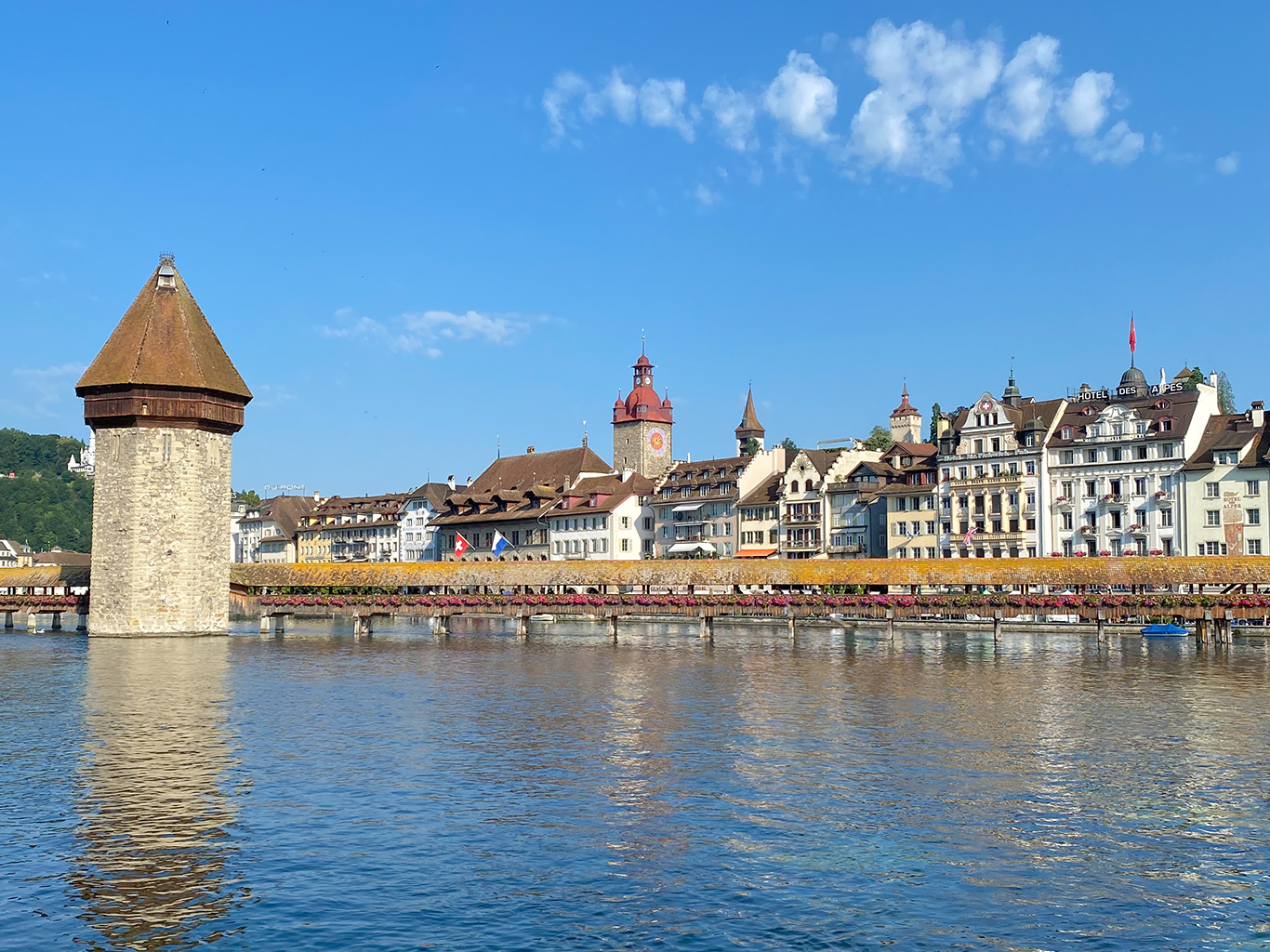 Nábřeží řeky Reuss v Lucernu s mostem Kapellbrücke a hrázděnými domky 