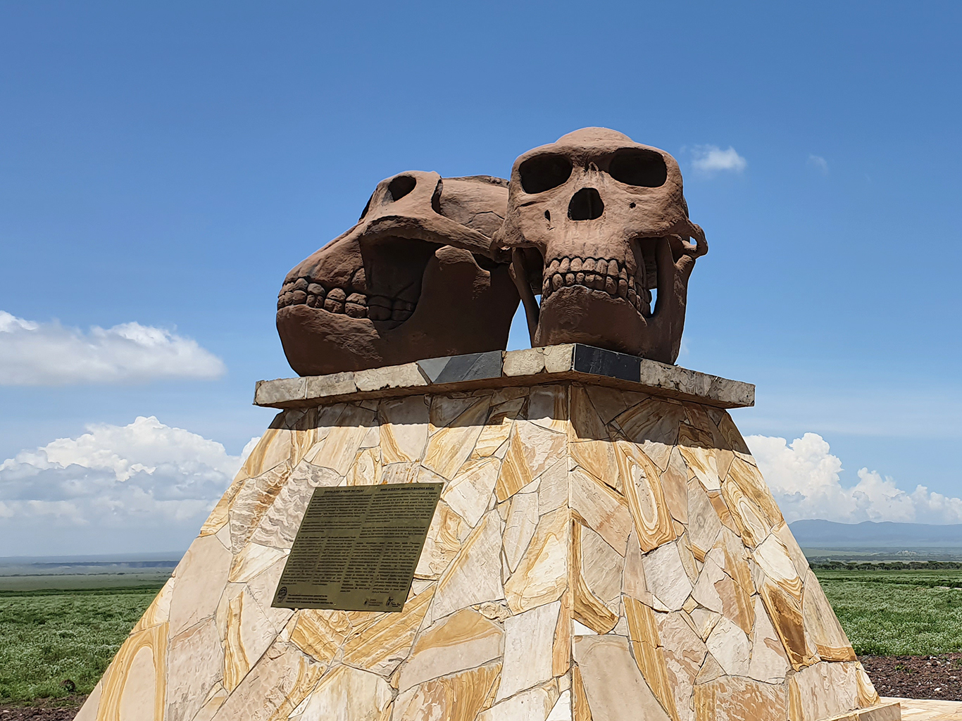 Památník v Olduvajské rokli odkazující na unikátní nález pozůstatků hominidů