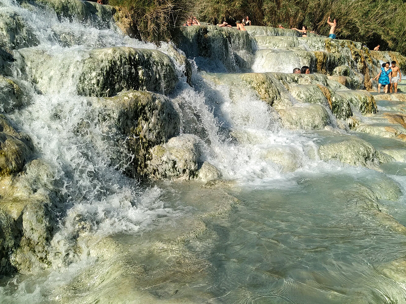 Venkovní lázně Cascata di Mulino v lázeňském městečku Saturnia