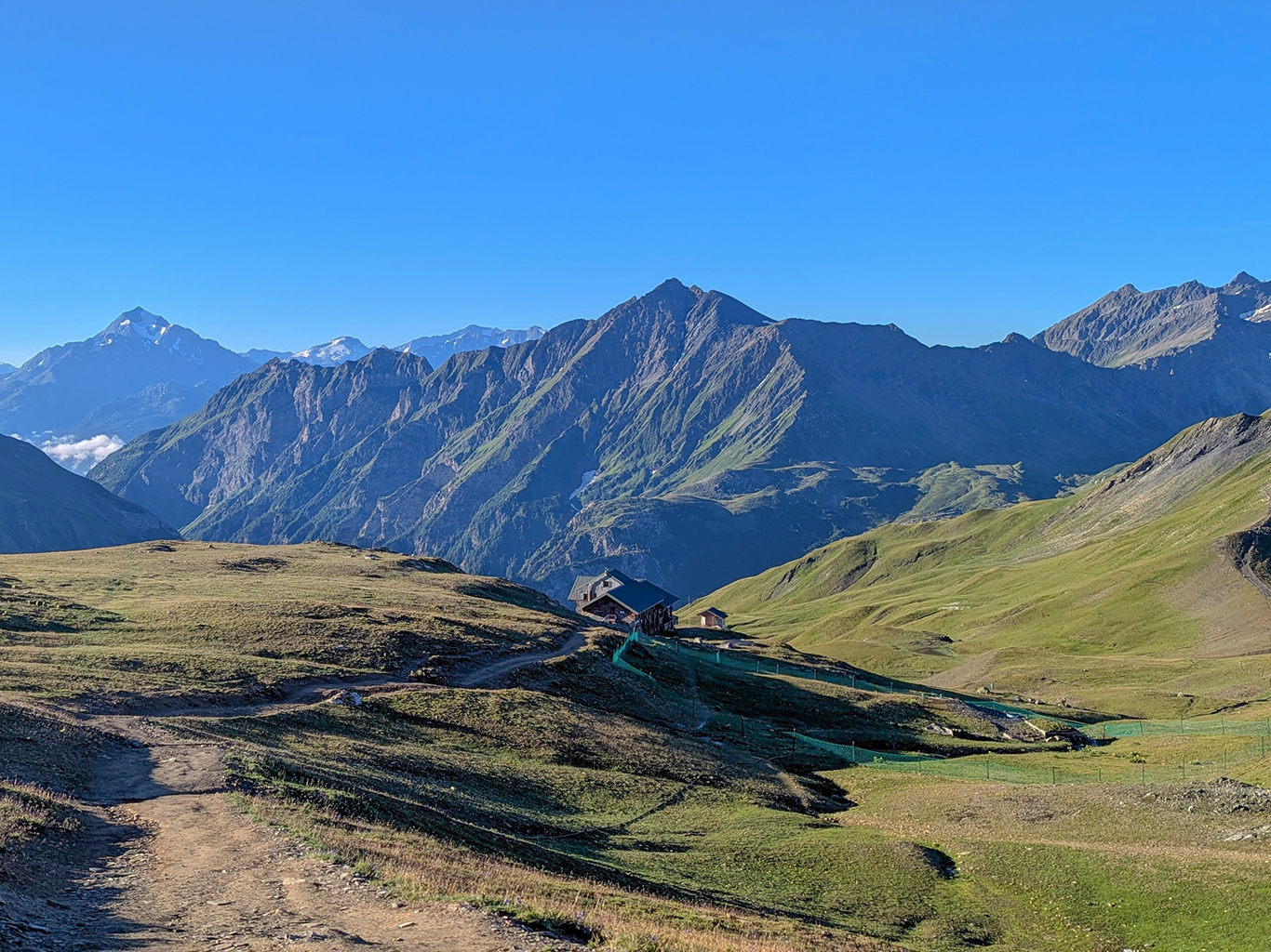 Travnaté pastviny v sedle Col du Bonhomme