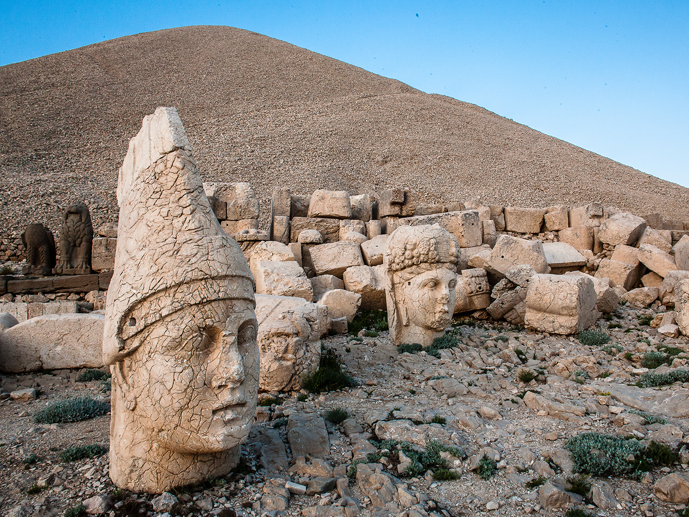 Pyramida krále Antiocha a obří hlavy na vrcholu hory Nemrut