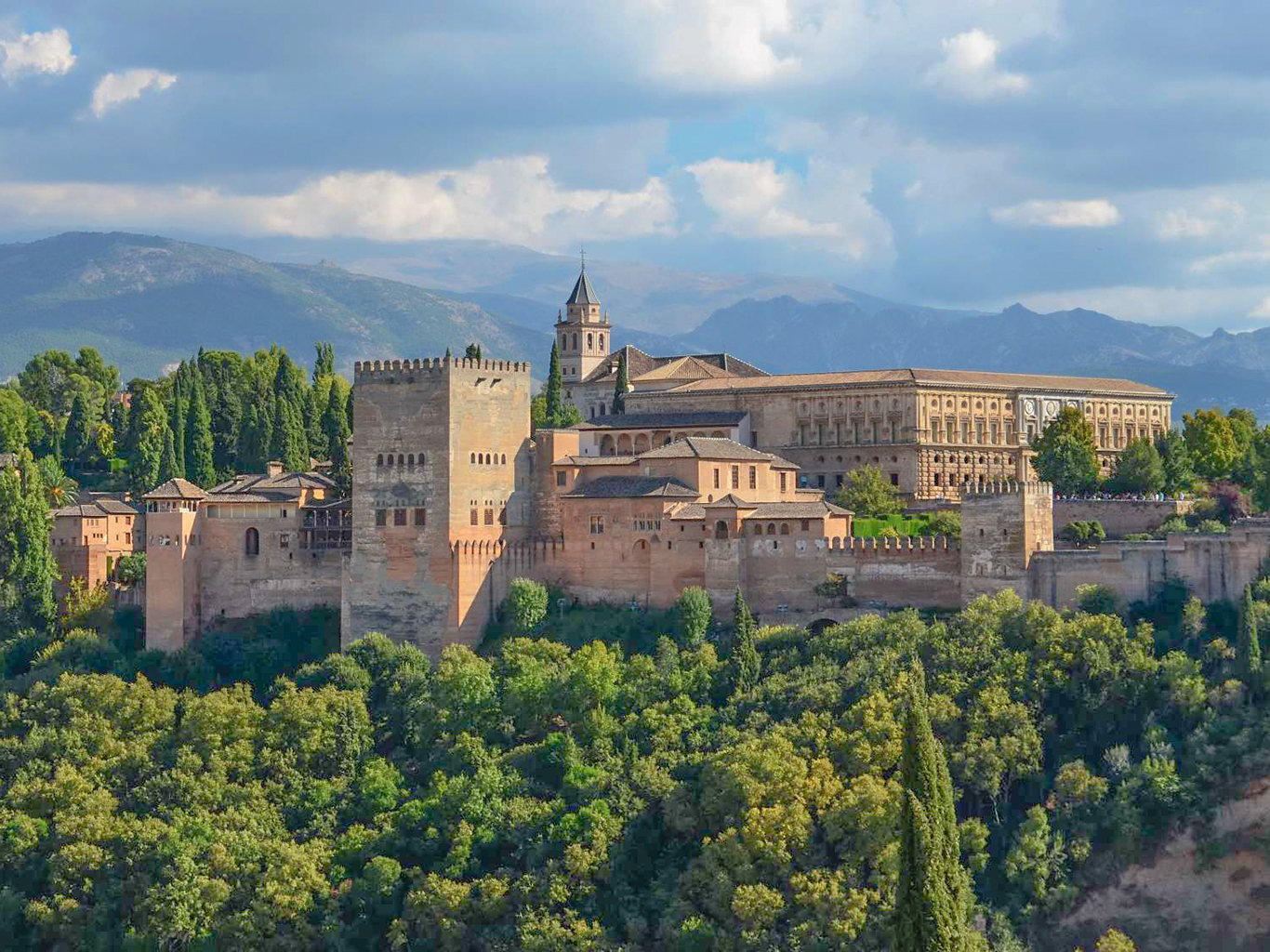Na Granadu z výšky shlíží palác Alhambra