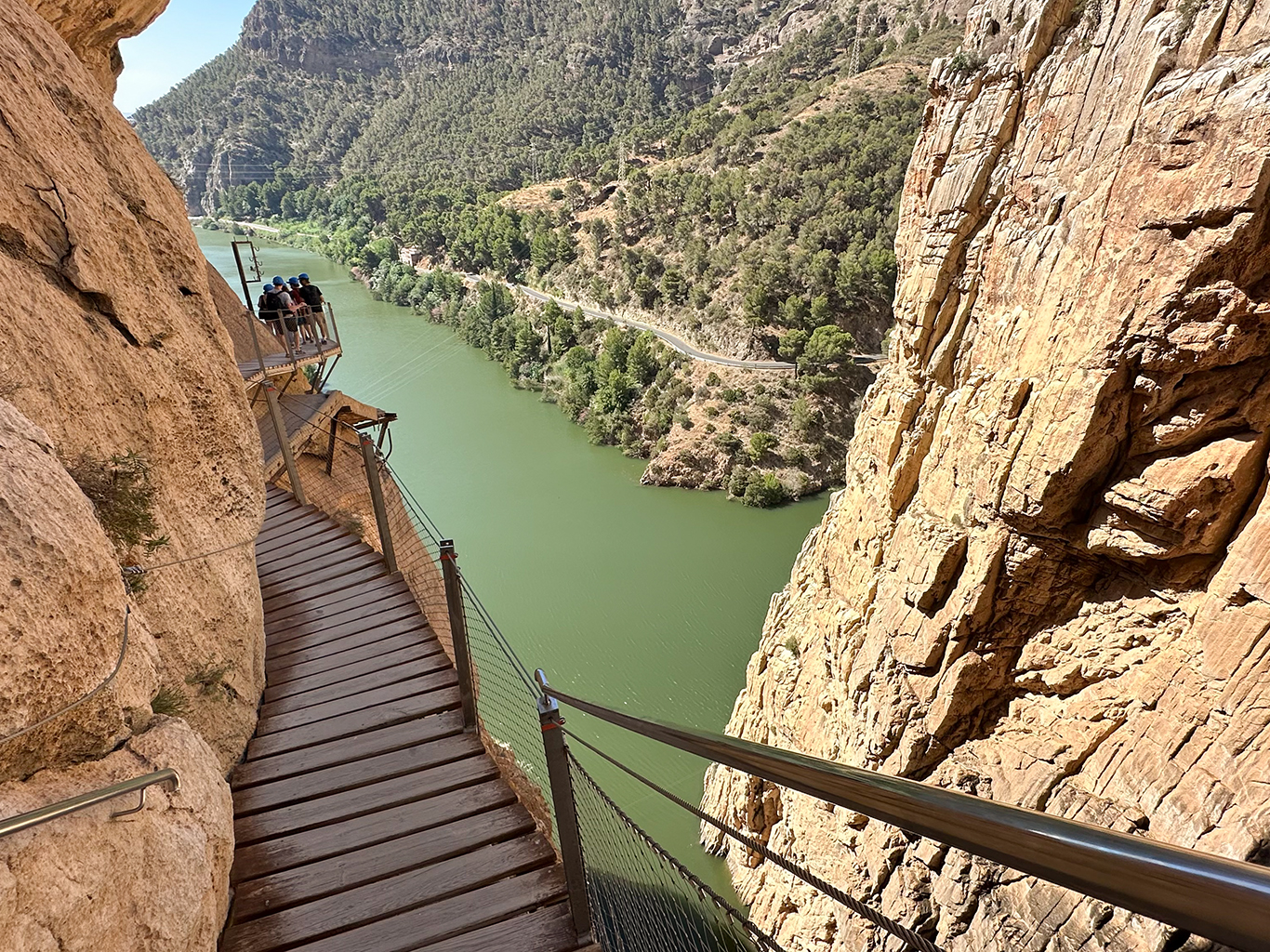 Stezka Caminito del Rey vede podél 100 m vysokých skalních útesů